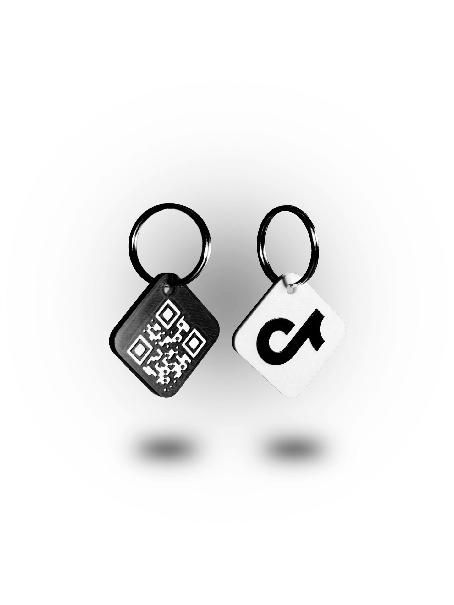 TikTok-Schlüsselanhänger mit NFC und QR-Code – 3D-gedruckter, quadratischer Anhänger mit Social-Media-Logo auf der Vorderseite und QR-Code auf der Rückseite, integrierter NFC-Chip für kontaktloses Scannen, ideal für Influencer, digitales Networking und Smart-Branding.